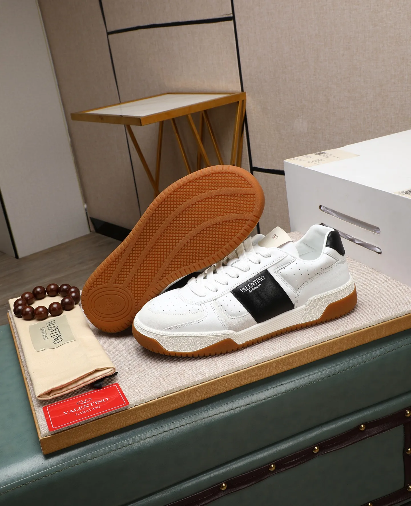 Men's shoes 💰740 [Valentino] Couple model, size: ▪️Size: Women's model 35-40 Men's model 39-44 (45 customized) Valentino Valentino Couple model Joie de Jouer series Velcro Thick sole Bread shoes Couple model Casual sneakers White shoes Original purchase and development Production Joie de Jouer series The style is simple but not out of style. The pure white base is paired with fresh green and soft beige, and the unique Velcro design highlights your personality. Every detail tells fashion and quality. Wear it, take a confident step, and start the trend journey. Delivered in exquisite packaging🛍📦 ▪️Material: Original custom imported first-layer cowhide ▪️Inner lining: Original custom made soft sheepskin lining ▪️Outsole: Original open-molded non-slip TPU material ▪️Sole thickness: 3.5CM